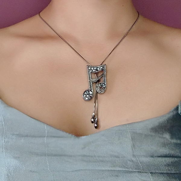 tune-in-black-pendant-necklace